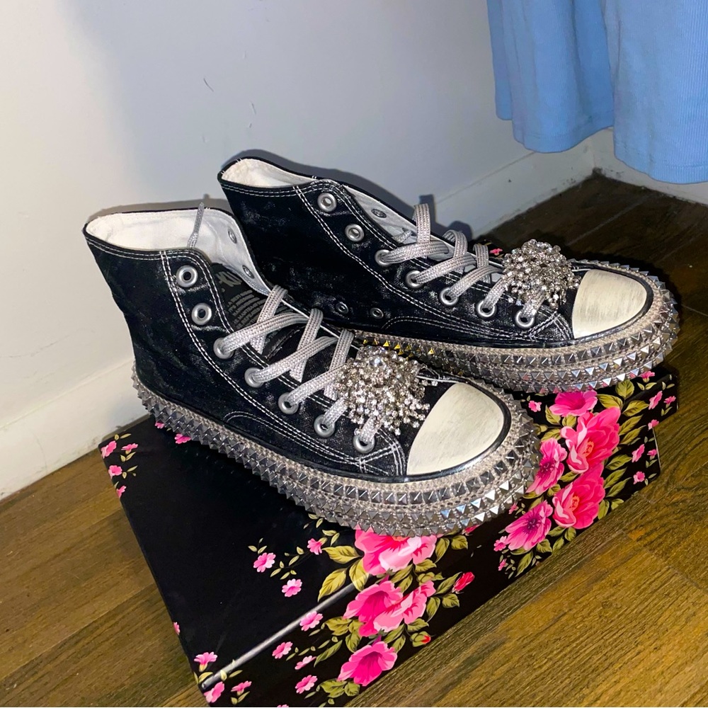 These black and silver shoes, includes white laces if you don’t like the silver